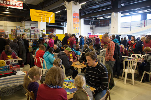 volle stand, bezette tafels