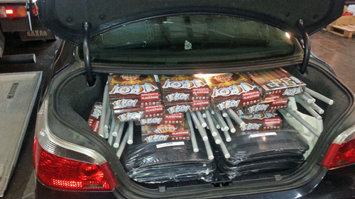 een auto vol spellen en spullen