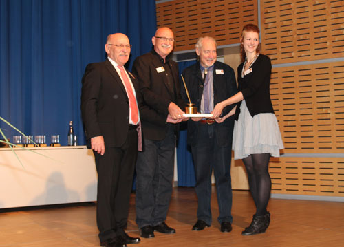 Wolfgang Kramer en het team van Hans im Gluck met de Gouden Veer