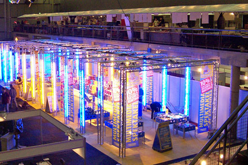 de hoofdpijn veroorzakende Intertoys stand in 2003