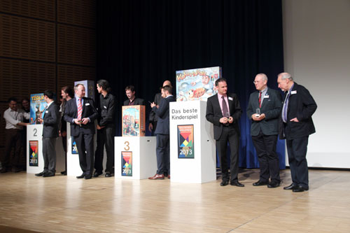 nakaarten op het podium