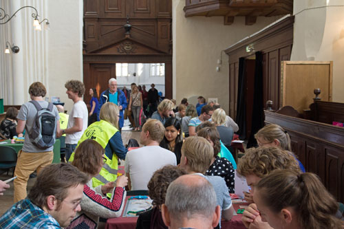 spelen in een prachtige zaal