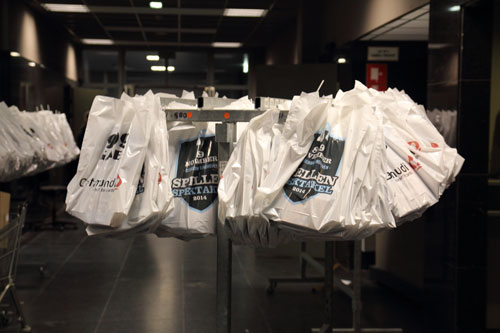 de goodie bags voor de bezoekers (met een volwaardig spel)