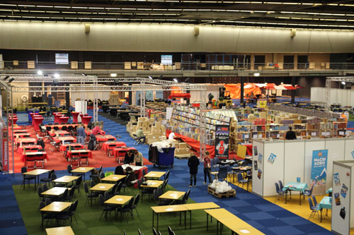 de zaal in opbouw