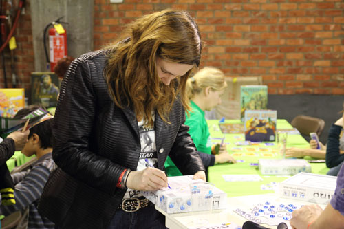 spelontwerpster Chislaine signeert