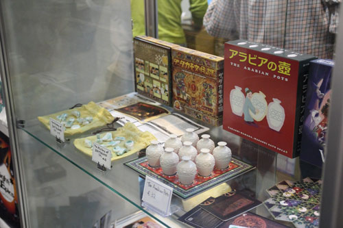 een vitrine met prachtige spellen