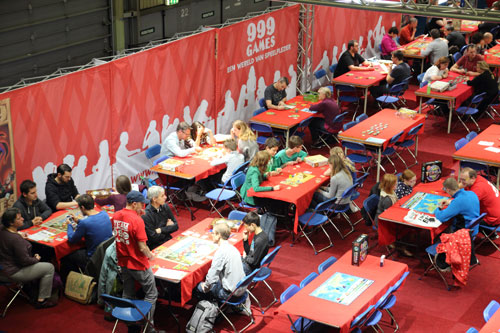 een stand vol zittafels
