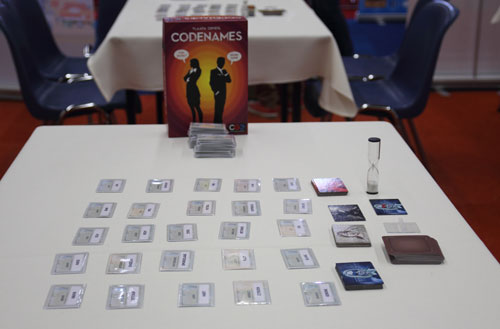 en een handgemaakte versie van Codenames