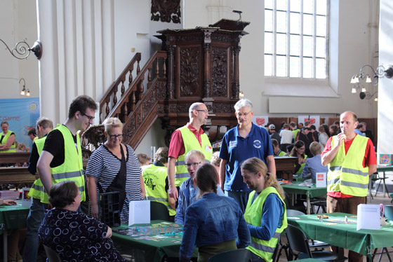 tientallen spelleiders in gele hesjes