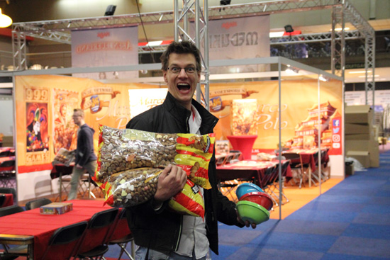beursorganisator Frank met pepernoten voor de kinderhoek